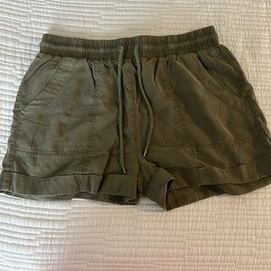 Universal Thread green shorts